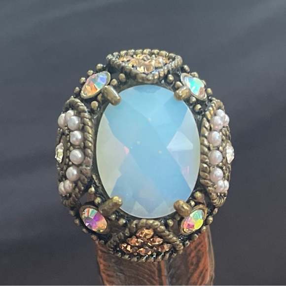Avon’s Mark Brand Jewelry - Vintage Avon’s Mark Faux Opal Romantic Statement Ring! Size approx 7.5-8.